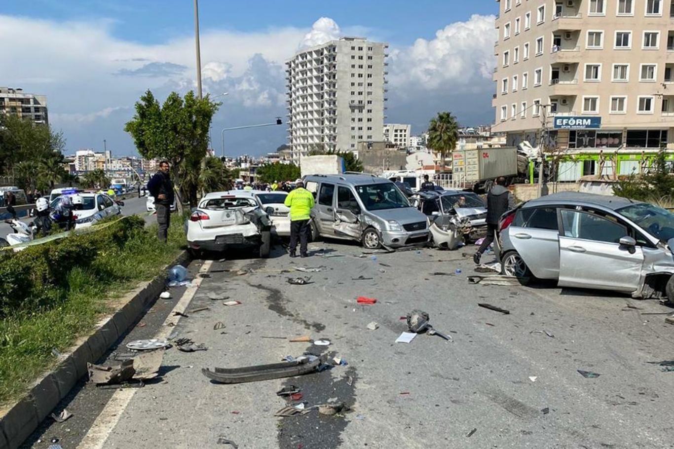 Road crash in southern Turkey: 5 people killed